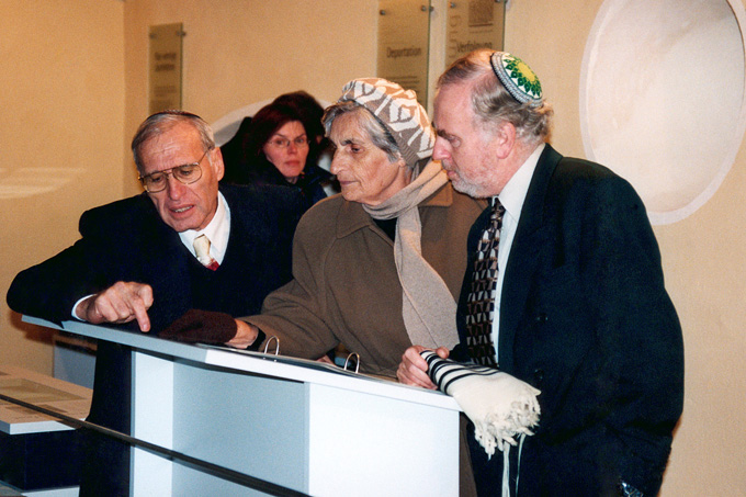 ehemalige Baisinger bei der Eröffnung der Gedenkstätte